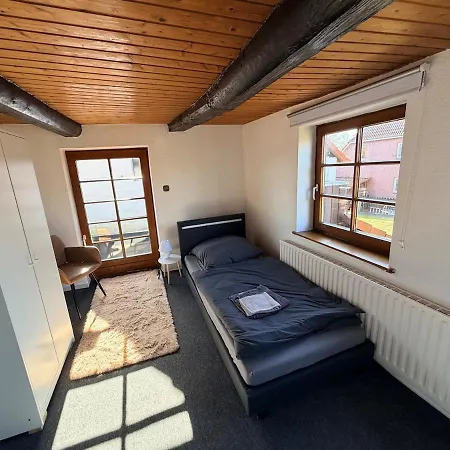 Ganze Wohnung, 8 Einzelzimmer, Wlan & Parkplatz * Meine