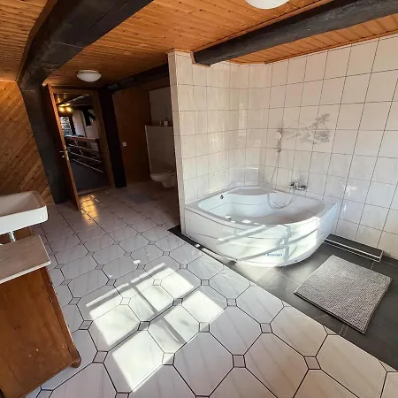 Ganze Wohnung, 8 Einzelzimmer, Wlan & Parkplatz Apartman Meine